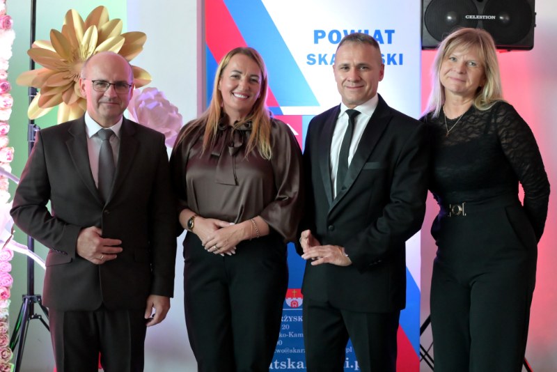 Cezary Błach, Monika Pająk, Artur Berus i Katarzyna Bilska pozują do zdjęcia