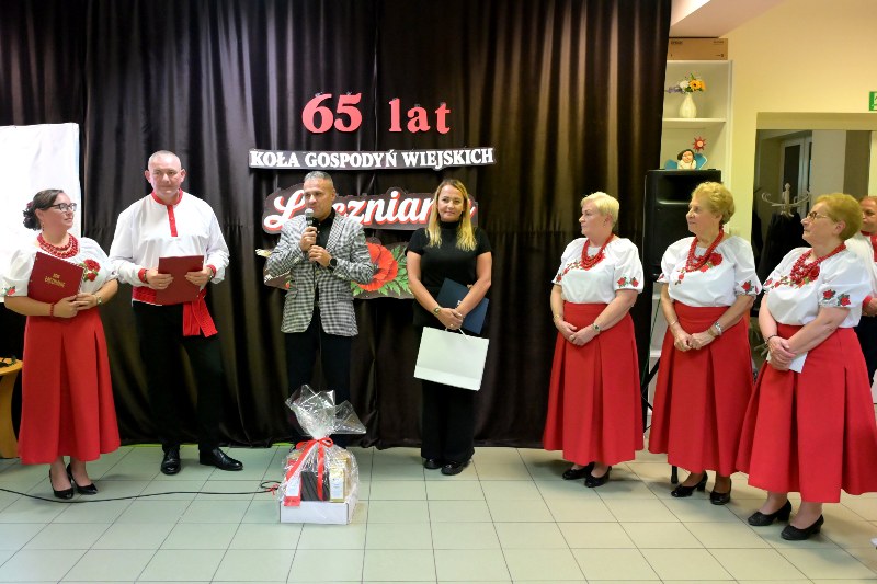 Artur Berus i Monika Pająk składają życzenia KGW