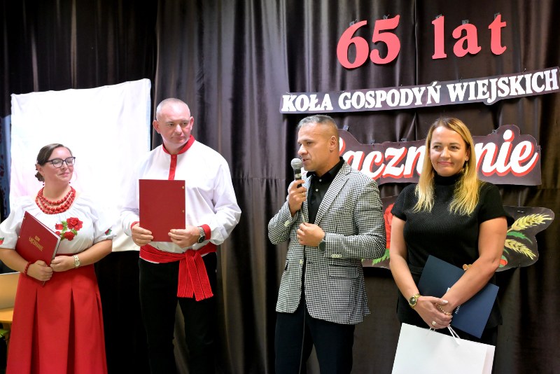 Artur Berus i Monika Pająk składają życzenia KGW