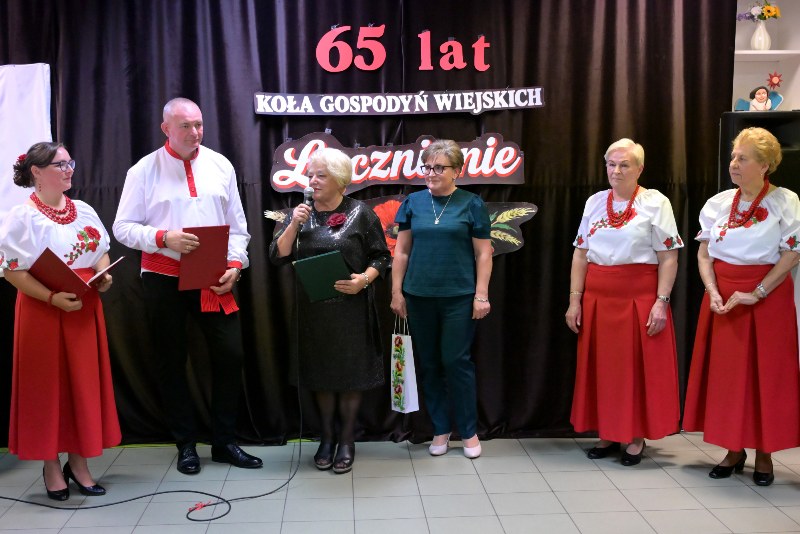 zaprzyjaźnione kobiety składają życzenia KGW