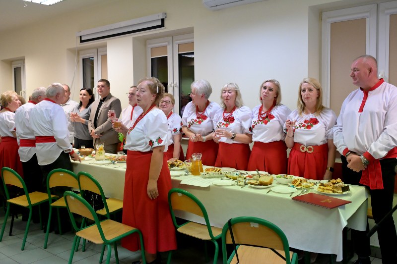 KGW Łącznianie przy stole wznąszą toast