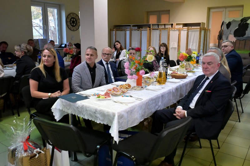 zaproszeni goście przy stole