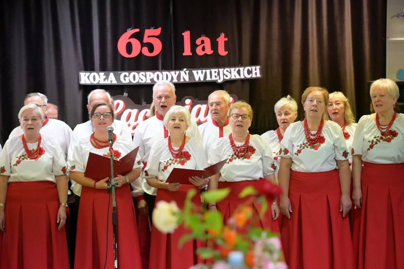 członkowie KGW Łącznianie stojący w 2  rzędach, śpiewają