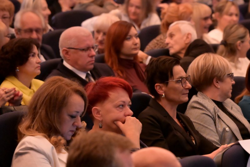 uczestnicy wydarzenia na sali widowiskowej