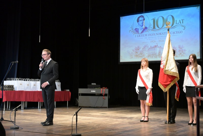 na scenie prowadzący i poczet sztandarowy