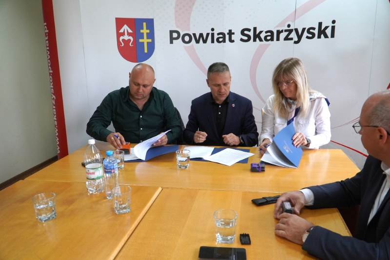 od lewej Wykonawca, Starosta i wicestarosta podpisują umowę