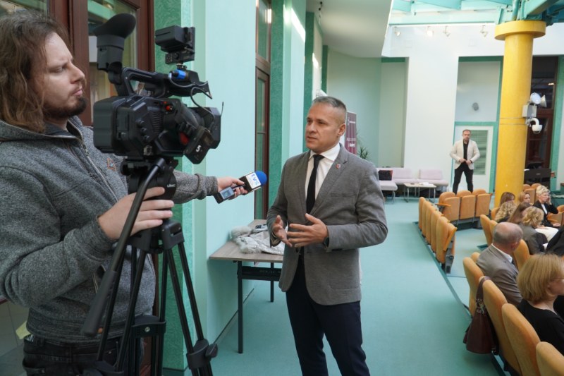 starosta Artur Berus udziela wywiadu do lokalnej TV