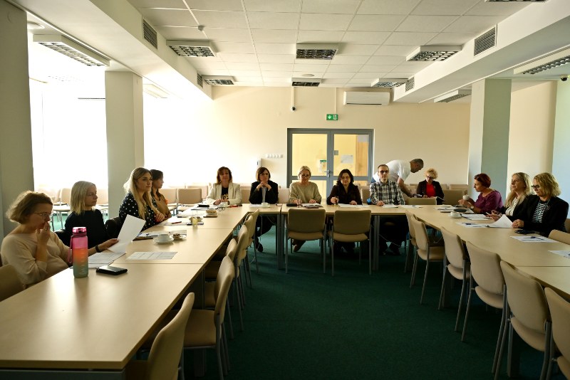 przedstawiciele samorządów gminnych siedzący na sali konferencyjnej podczas szkolenia