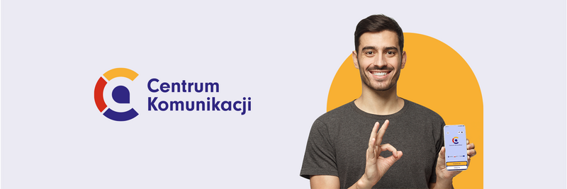 Grafika przedstawia logo Centrum Komunikacji w kolorach żółtym, czerwonym i niebieskim na białym tle, obok na żółtym tle jest zdjęcie uśmiechniętego pana trzymającego w ręce telefon komórkowy z włączoną aplikacją.