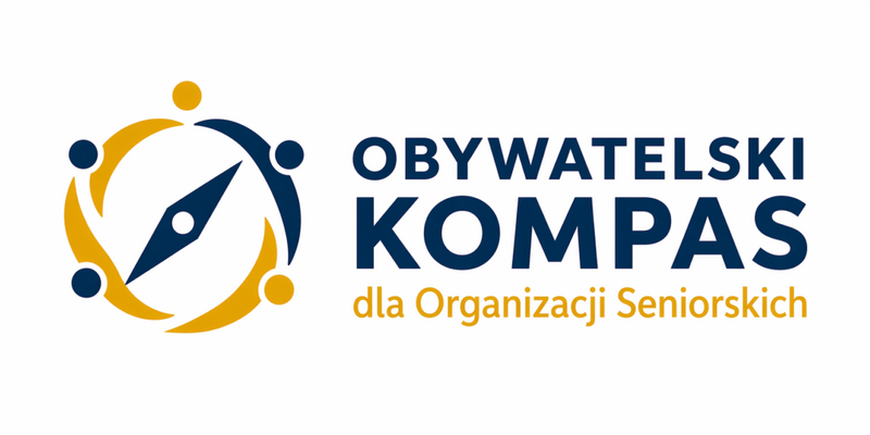 Logo programu „Obywatelski Kompas dla Organizacji Seniorskich”. Po lewej stronie znajduje się stylizowany kompas w kolorze granatowym, otoczony okręgiem utworzonym z czterech postaci symbolizujących współpracę i zaangażowanie społeczne. Dwie postacie są granatowe, a dwie złote. Po prawej stronie widnieje napis: „OBYWATELSKI KOMPAS” dużymi granatowymi literami, a poniżej mniejszym złotym tekstem: „dla Organizacji Seniorskich”. Całość umieszczona jest na białym tle.